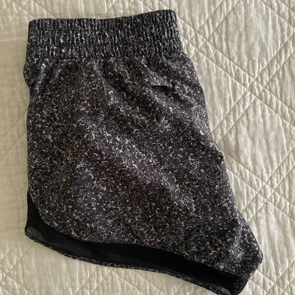 Athleta Mesh Racer Run Short Black and White Patterned Shorts XS